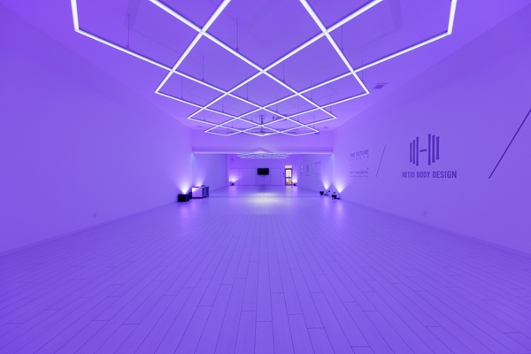 プログラムによって照明も鮮やかに変化