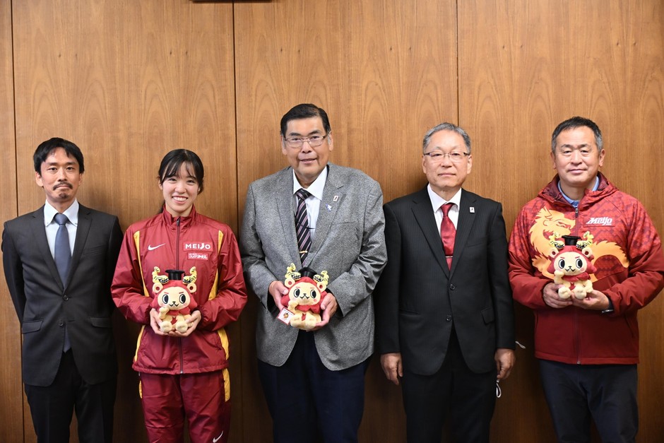 報告会に参加したメンバーと大学公式マスコットキャラクターの「名城しし丸」