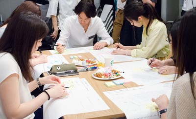 ワークショップに取り組む企業担当者たち