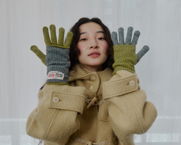 マンデーグローブ（グレー＆オリーブ）※2商品をMIXして着用しています