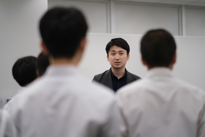 オフィス内を見学する様子