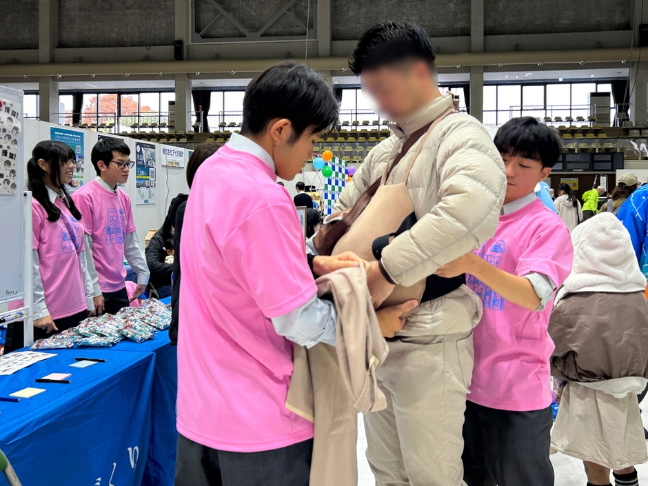 妊婦体験のようす