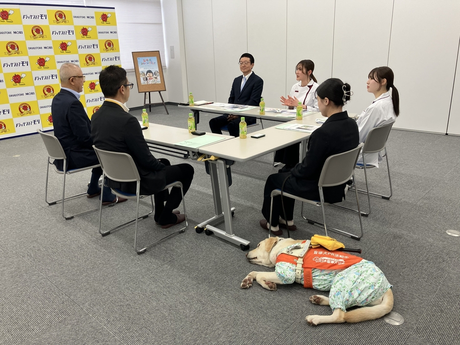 盲導犬の現状を学ぶ様子
