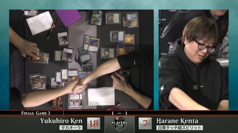 決着の瞬間、行弘選手はチームメイトに敬意を込めて右手を差し出した