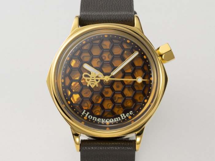 ハニカム模様の文字盤とミツバチの形の秒針