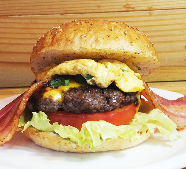 京都・九条ねぎバーガー)“丹波牛”と“九条ねぎ”を味噌とチーズで仕上げたバーガー。