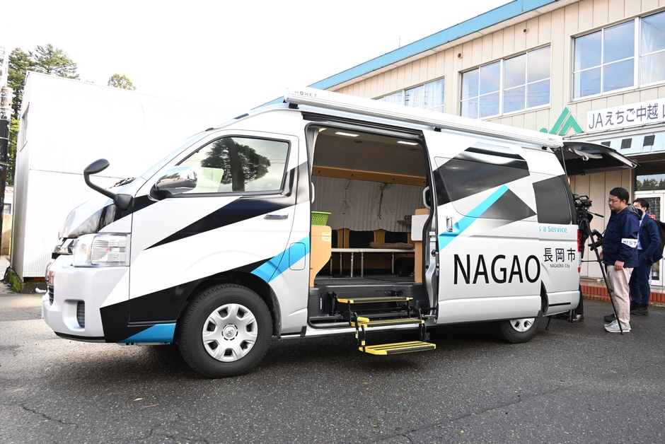 オンライン診療車(長岡市提供)