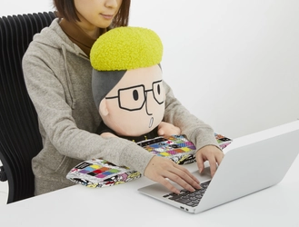 GENERATIONS 関口メンディーをキャラクター化した 「ハローメンディー」が膝乗りPCクッションに！