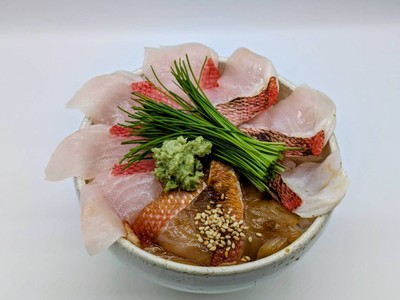 芽ネギ香る金目鯛食べ比べ丼 ～生・炙り・漬け～