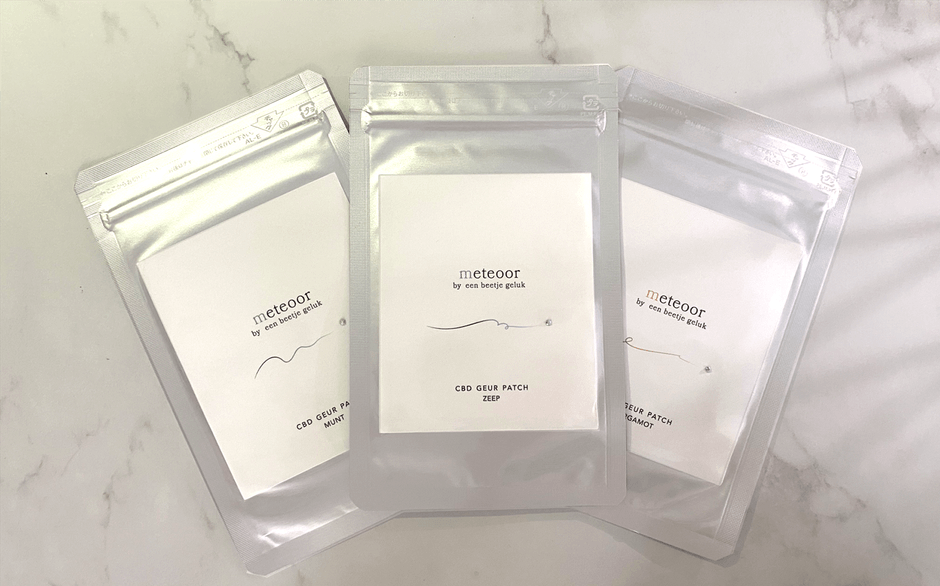 左から、ペパーミントの香り、微香料(ソープ系)、ベルガモットの香り　ラインストーンを一粒一粒、手作業で貼っています。