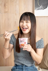 Qoo10 Presents「ドラマ観ながら、なに食べよ？」　 大関れいかも舌鼓！「うま！これマジで美味しい♪」 食欲の秋に食べるトッポギは“痛快ごはん”