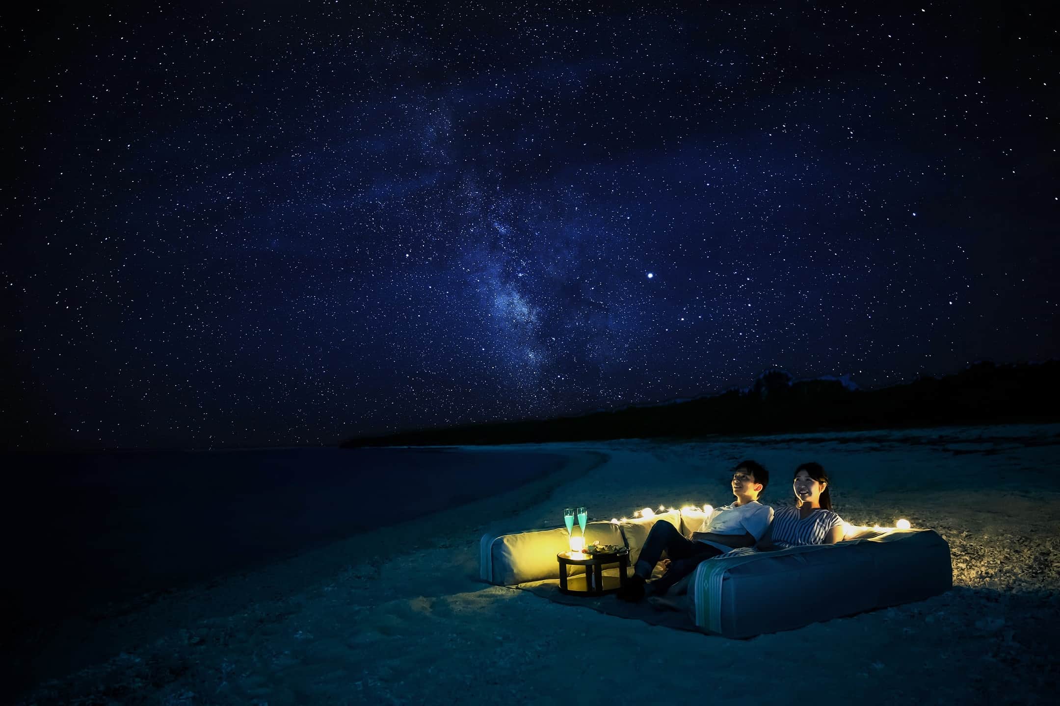 星のや竹富島】海辺のソファで寛ぎながら天の川を眺める「星降る夜のて