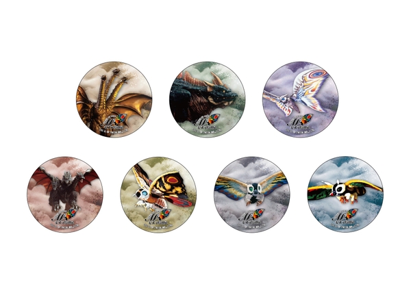 ▲①記念缶バッジ(ランダム全種7種) 　／各495円（税込）