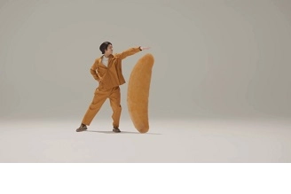 ②賀来さんに支えられ、回転する柿の種