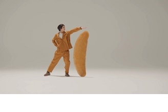 ②賀来さんに支えられ、回転する柿の種