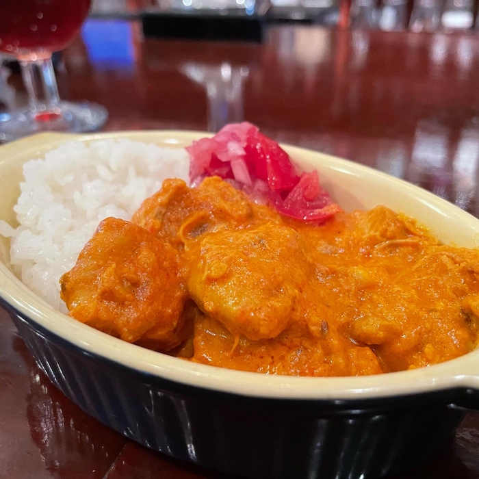 本日のカレーは本格バターチキンカレー　