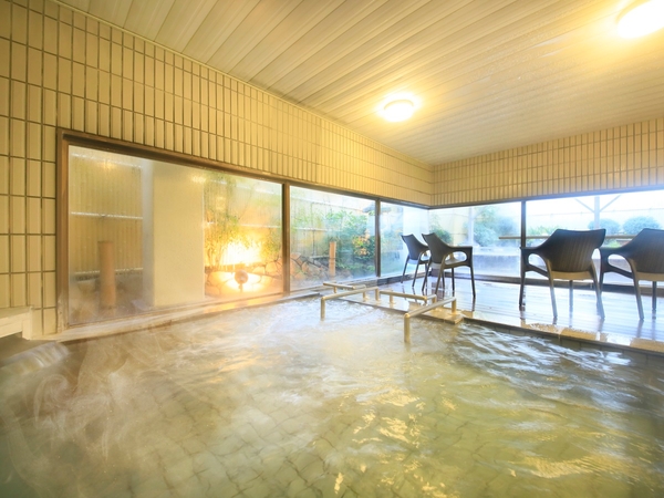 陽光たっぷりの開放的な<大浴場>