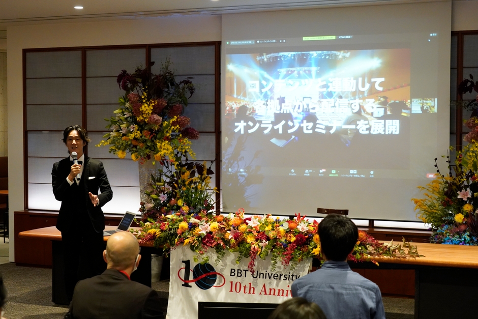 (写真8:今後の構想について話す谷中学科長)