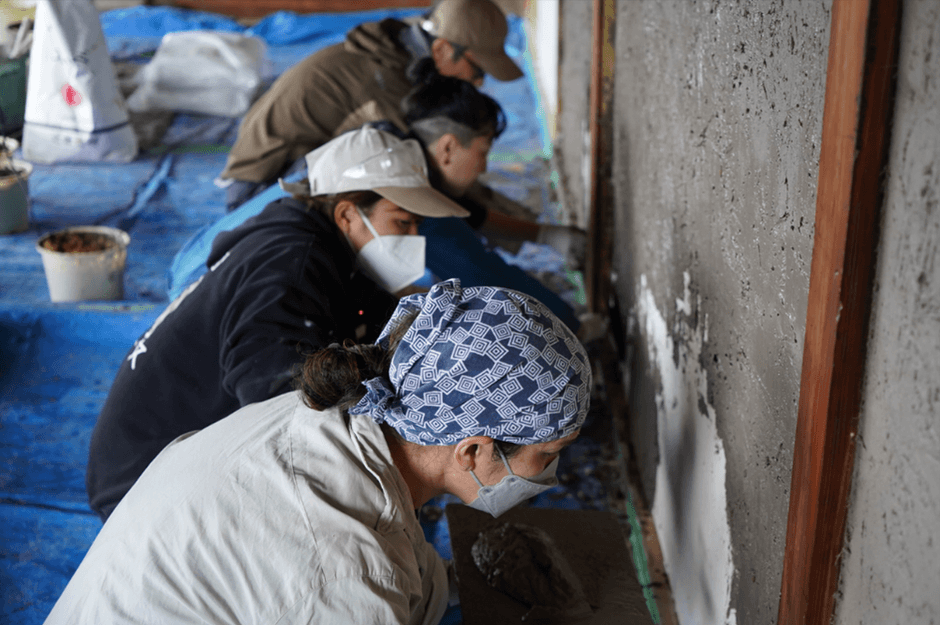 参加者による左官作業の様子