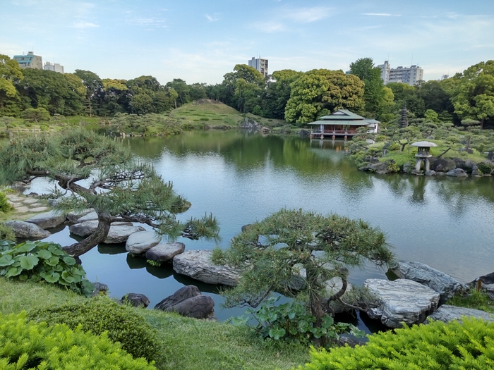 池に浮かんだように見える「涼亭」