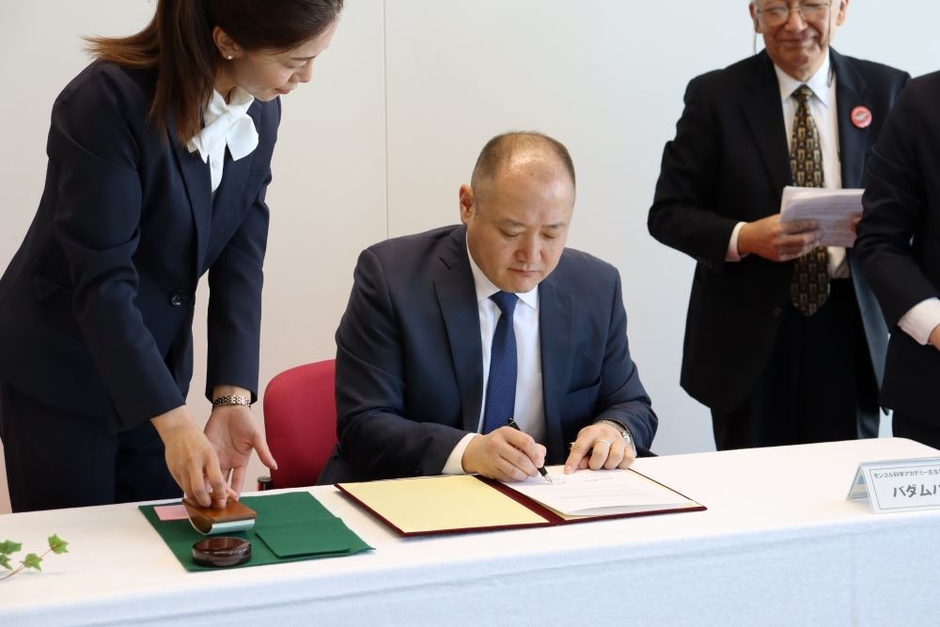 署名するバダムハタン所長