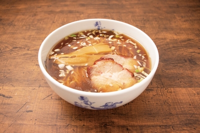 これが浅草來々軒の『らうめん』。浅草來々軒の営業日時はHPで確認を。
