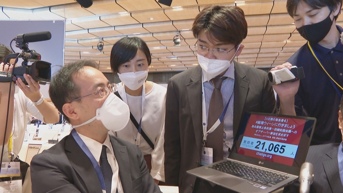 外務省の軍縮課長に直談判する高橋悠太さん(2022年6月・ウィーン)