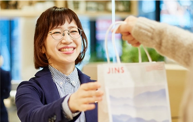 JINS路面店舗に新規決済サービスを導入 JINSでの買い物がより便利に。 どなたでも快適に購入いただける、時代に合わせた購買体験を提供