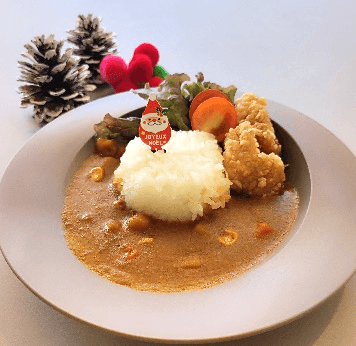 おこさまメニュー（おこさまカレーライス）：クリスマス特別仕様のピック付き。