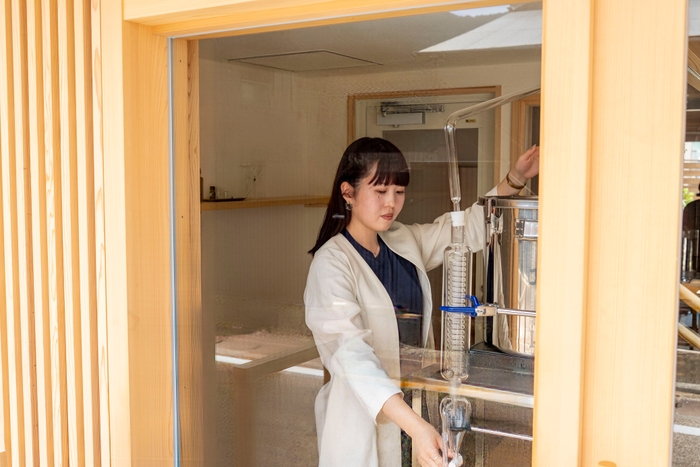 店内で蒸留する様子2
