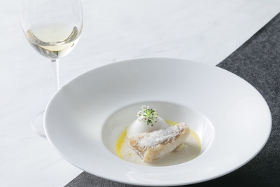 【Poisson】甘鯛のライスパウダーフリット　淡路島産玉ねぎのヴルーテ　塩麴とペコリーノチーズのアクセント ペアリングドリンク：白ワイン ソアヴェ　アレグリーニ  or 　ノンアルコールカクテル