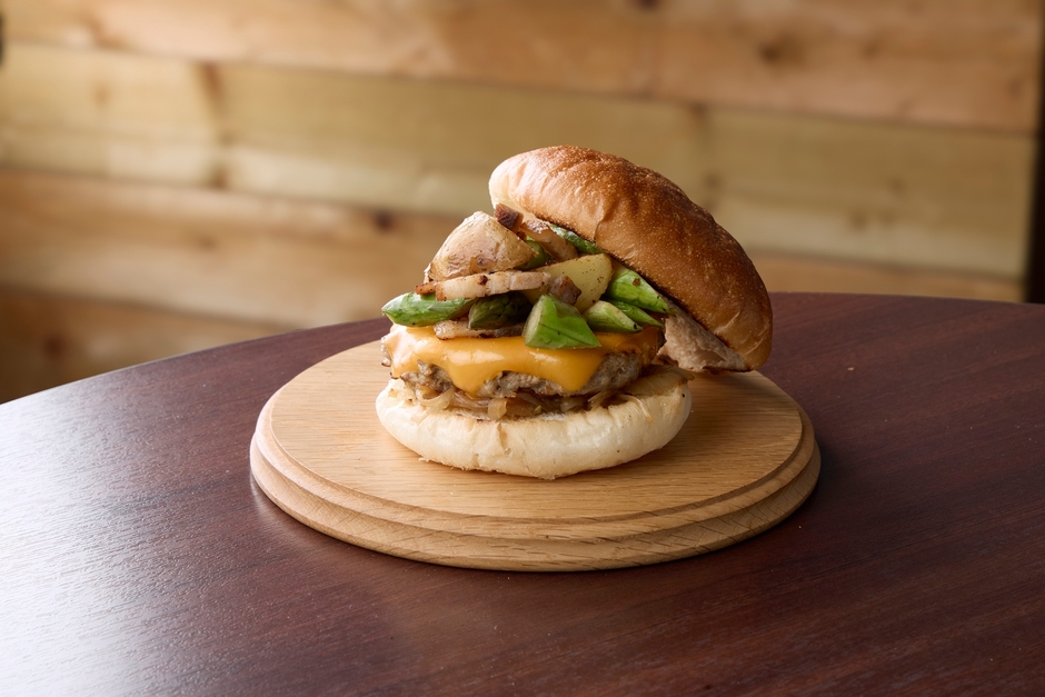 【富良野ぷちぷちバーガー】 「富良野産アスパラガスと越冬じゃがいもと自家製ベーコンの和牛チーズバーガー」