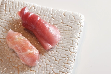 江戸前鮨の「酢めし ゆう」を那覇の久茂地に8月2日オープン！ 旬の食材と全国の日本酒で、鮨と酒の新しい楽しみ方を提案