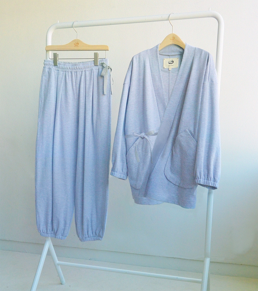 トップス  7,900円、パンツ 5,900円（すべて税込）　カラー：グレー、ミント、ネイビー