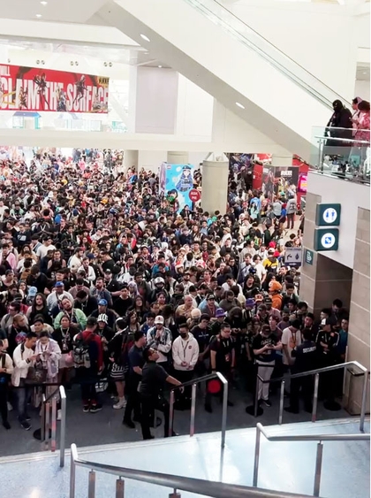 オープン前エントランスに並ぶ人