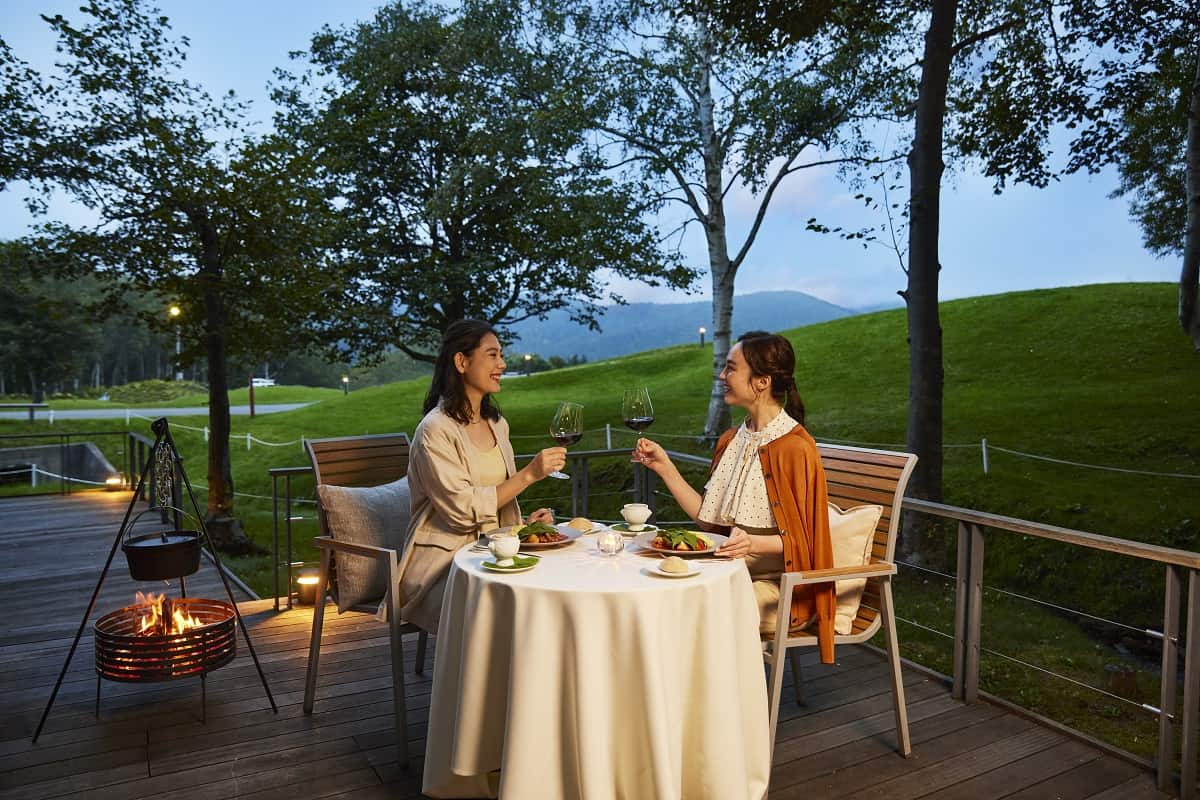 【トマム】雪解け水が流れる小川のほとりで山菜を味わう 「ワイルドハーブディナー」提供~お客さま自ら収穫し、アウトドア体験が楽しめます~|期間:2023年5月8日~31日