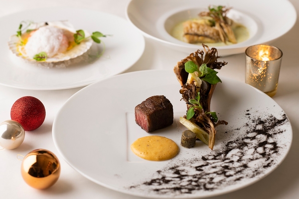 秋田牛を使ったメイン(手前)、山内にんじんと男鹿甘海老などを使った前菜(左後)、男鹿半島直送の鮮魚を使った魚料理(右後)