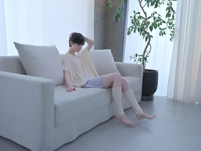 ovoveil(オボヴェール)を使用したサマーセーター、ショートパンツ、レッグウォーマー
