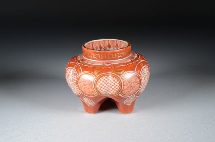 (10)宮本屋窯≪丸抜小紋三足香炉≫江戸時代後期(19世紀) 個人蔵