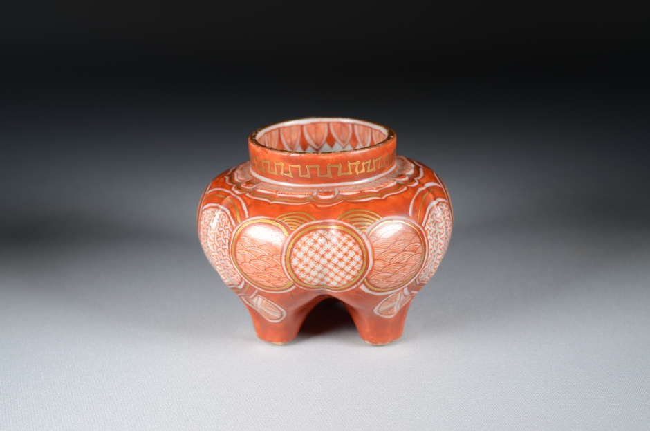 (10)宮本屋窯≪丸抜小紋三足香炉≫江戸時代後期(19世紀) 個人蔵