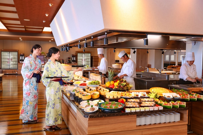 全長約24メートル。美味しい香りや音が楽しめるライブキッチン。