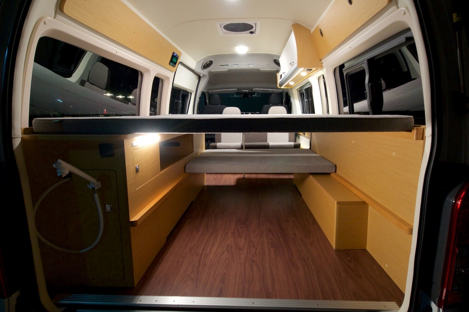 大容量の荷室空間にアウトドアに便利なシャワーユニットを装備。