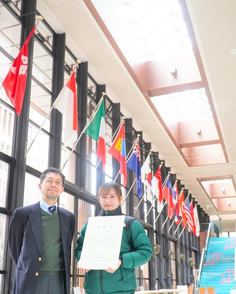 左:瀬島 国際教養学部長