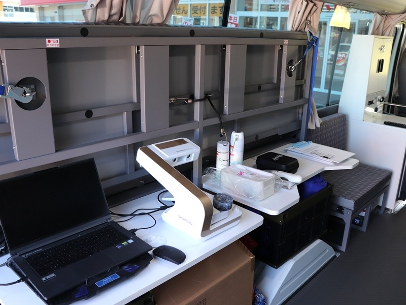 移動診療マイクロバスの車内-2