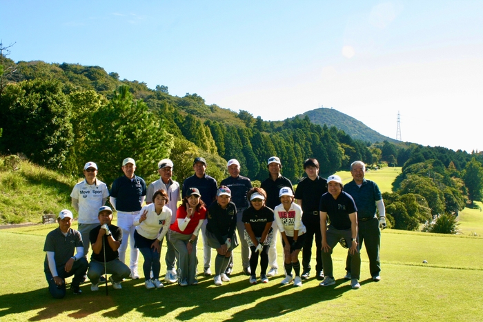 まちのキーマンと記念撮影。性別・年齢・ゴルフの腕前が異なる多様なメンバーが揃いました!(過去の大会より)