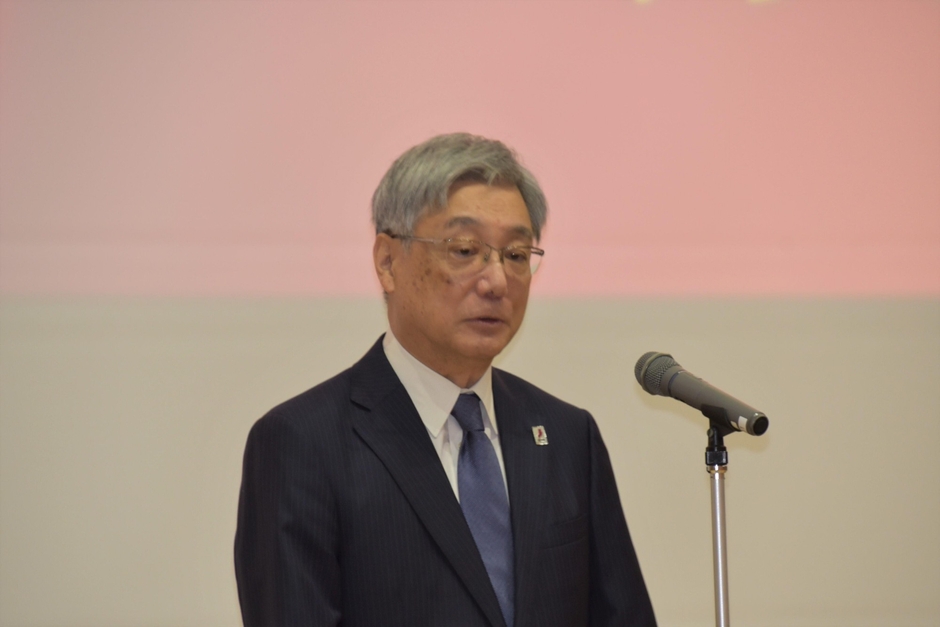 退職者を代表してあいさつする人間学部の伊藤康児教授