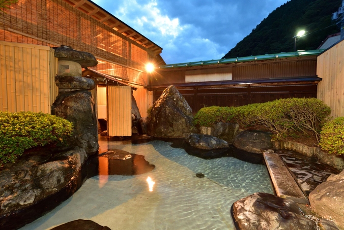 一棟まるごとのスイートルームには大きな庭園風呂が