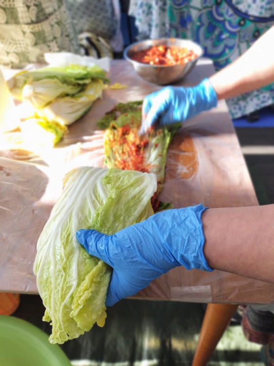 丁寧に漬けていきます