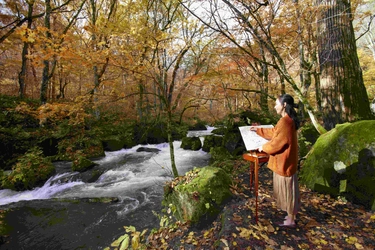 【奥入瀬渓流ホテル】静かな早朝の奥入瀬渓流で、紅葉が一番色鮮やかなスポットで塗り絵を楽しむアクティビティ「渓流紅葉塗り絵」が新登場｜提供期間：2022年10月15日～11月6日