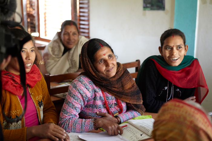 生まれて初めて文字の読み書きを学ぶ女性（ネパール）